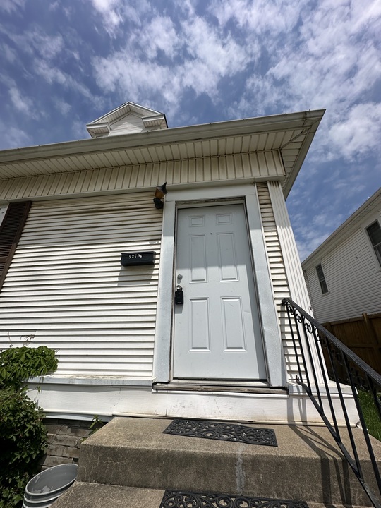 927.5 East Main Street